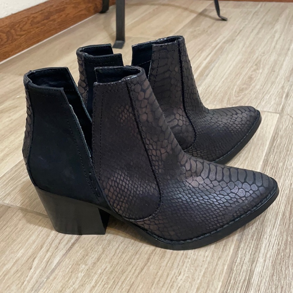 Laura Mariano by Not Rated snake print boots